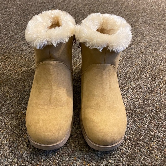 Cat And Jack Boots Size 4 Girls  Zips On Each Side - Picture 1 of 10